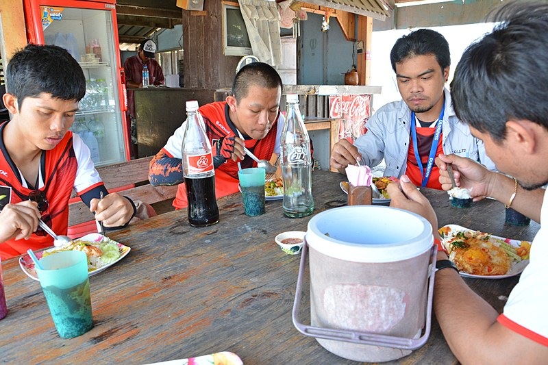 เอ้า..กิน กิน กิน จะได้รีบไป มันส์กัน !!!    :laughing: :laughing: :laughing:

 :cheer: :cheer: :c