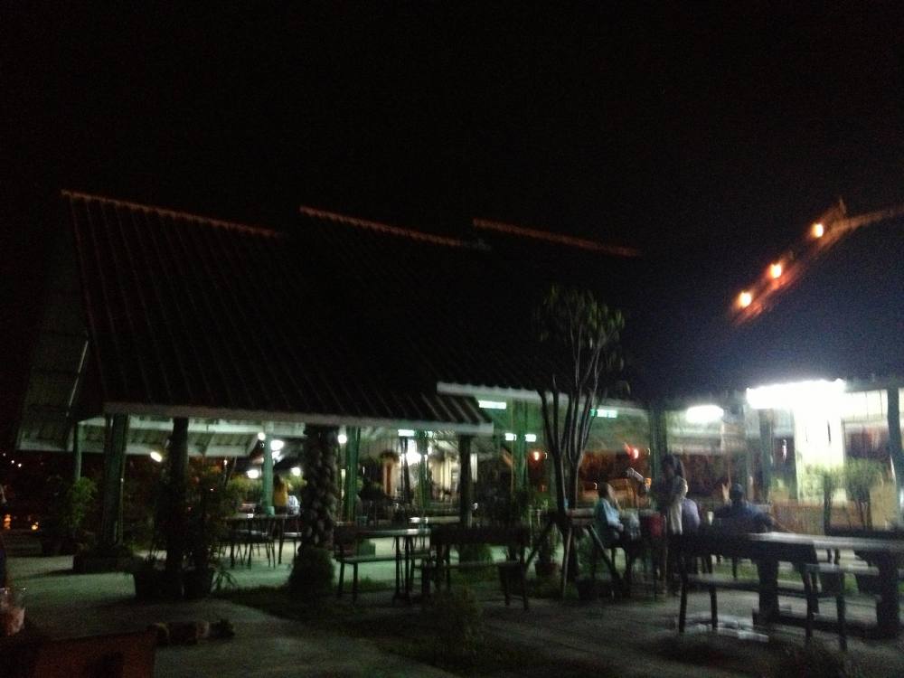 วันเสาร์ ดึกๆมีดนตรีสด ด้วยครับ ฟินเลย นั่งตกปลา+บรรยากาศดีๆ+ดนตรีสดเพราะ  :grin: :grin: :grin: :gri