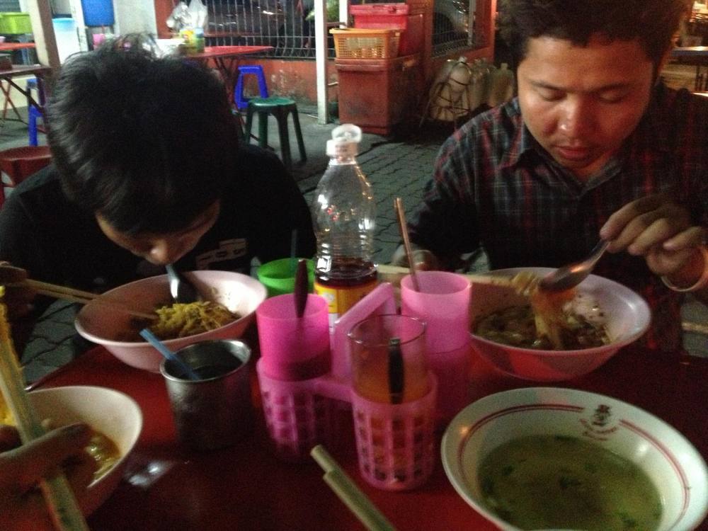 ขากลับหิวครับ แวะ ทานก๋วยเตี๋ยวกันหน่อย ตำยำใส่ใข่ครับ อร่อยมากร้านนี้ให้เยอะด้วย  :umh: :umh: :umh: