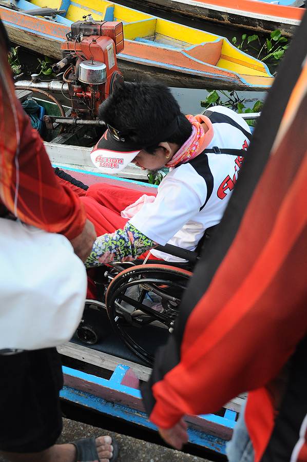 ป๊าดดดดด...อุ้มน้าต้อลงเรือ จะออกแข่งด้วยเหรอน้าต้อ สุดยอด ๆ ๆ  :grin: :grin: :grin: :grin: :grin: