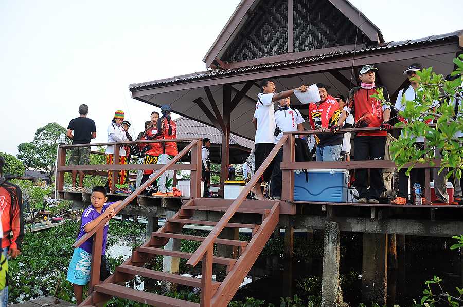 นังโตจัดคนลงเรือเพื่อความเป็นระเบียบ ไม่มีการแย่งกันครีาบบบบ :grin: :grin: :grin: :grin: