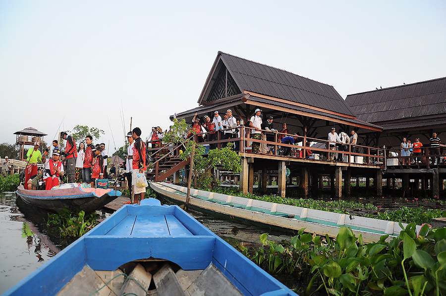 โม่งได้คิวลงเรือก่อน งั้นออกมาลอยลำถ่ายรุปแล้วกันจะได้ไม่เกะกะ :grin: :grin: :grin: :grin: