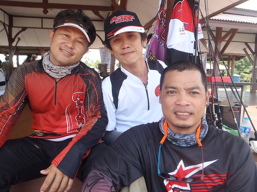 ถ่ายให้ น้าเอ กับอ้วนเห็นผมขอถ่ายรูปกับน้ายิวบอกถ่ายหน่อยๆเลยจัดให้คริๆ หล่อมั้ยครับ  :grin: :grin: 