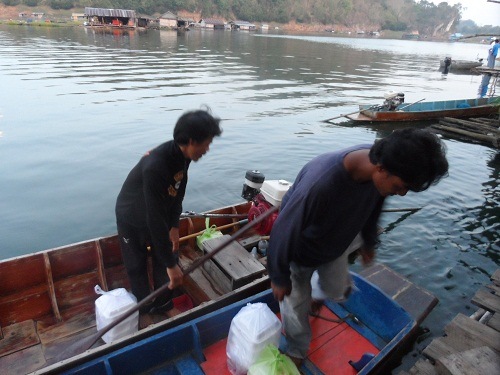 ขนอุปกรณ์ลงเรือ ข้าวปลาอย่าให้ขาด เพราะว่าออกกันยาวเลยคับ เข้าอีกทีก็เย็นเลย ยาวไป :cheer: :cheer: :