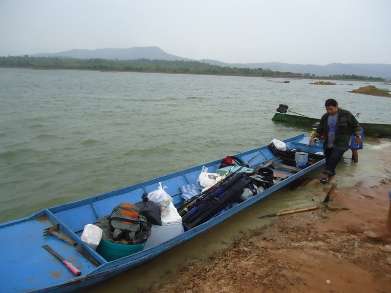 เต็มเรือพอดีครับ สำหรับเรือที่นี่ ลำค่อนข้างใหญ่ ยืนตี 3-4 คนได้สบายๆ เรือที่เห็นเป็นของน้าใหญ่นะครั