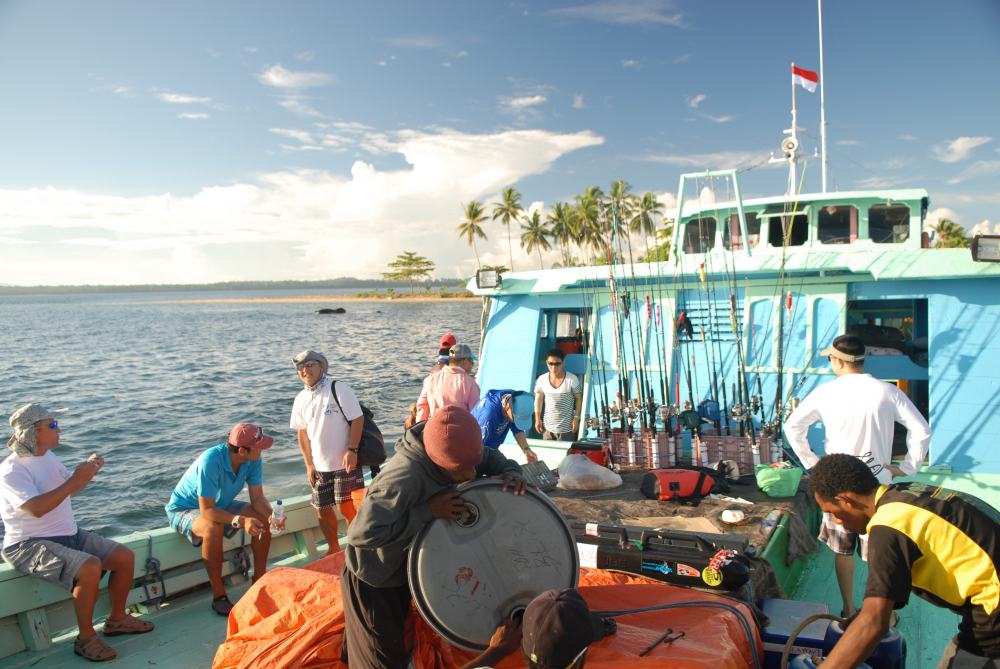 บรรยากาศตอนเช้าก่อนทุกคนจะลงเรือเล็กออกไป ตื่นตัวกันน่าดู