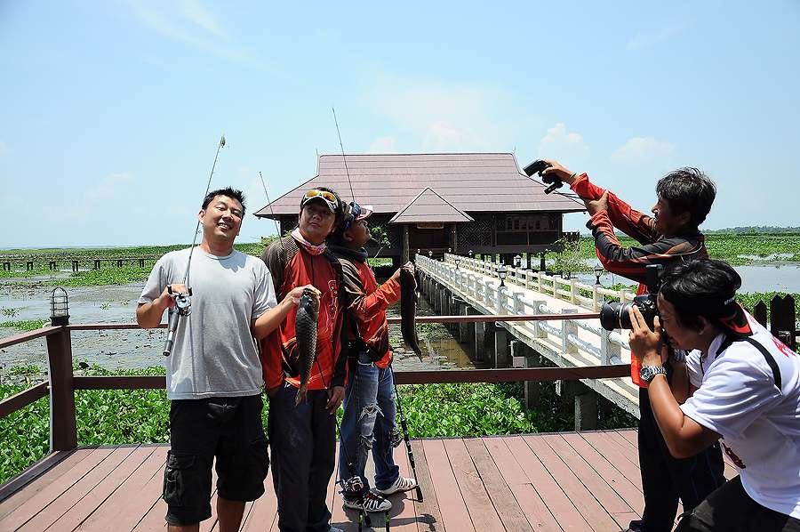 โม่งถ่ายไม่สวย ให้น้าด้วงถ่ายแล้วโม่งถือไฟดีกว่าเนอะ :grin: :grin: :grin: :grin: