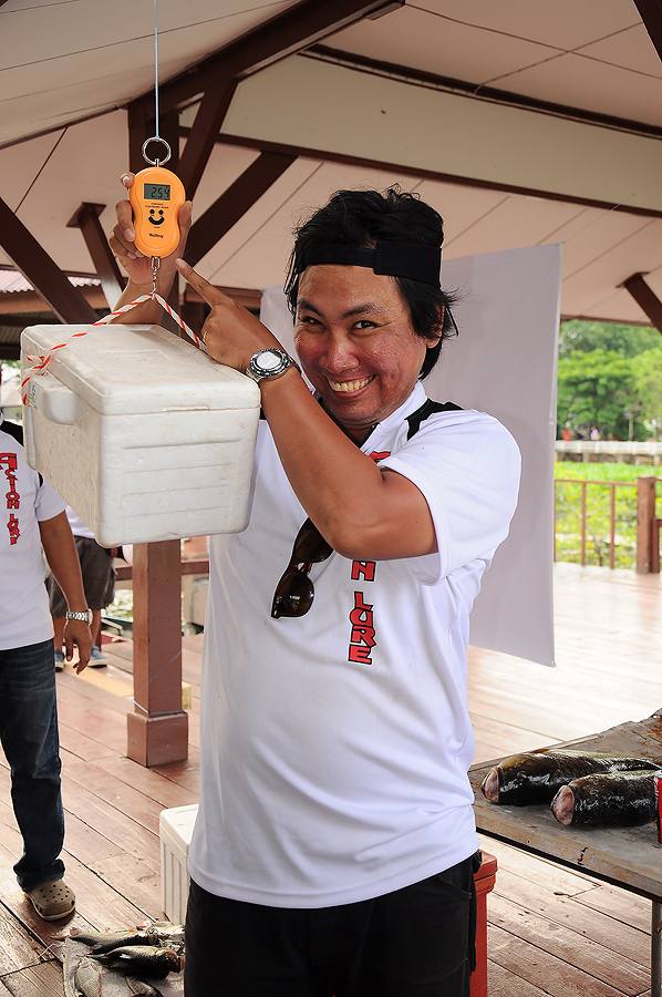 พอเข้าฝั่งมาทำเนียนถือลังไปชั่งด้วยน่ะ  :laughing: :laughing: :laughing: :laughing: :laughing: