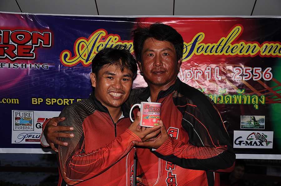 โม่งก็ได้รับแก้วที่ระลึกเหมือนกันคร๊าบบบ โม่งทำคันเบ้ดActionlure มามอบให้กรรมการทีมเปิดประมุลนำเงินม