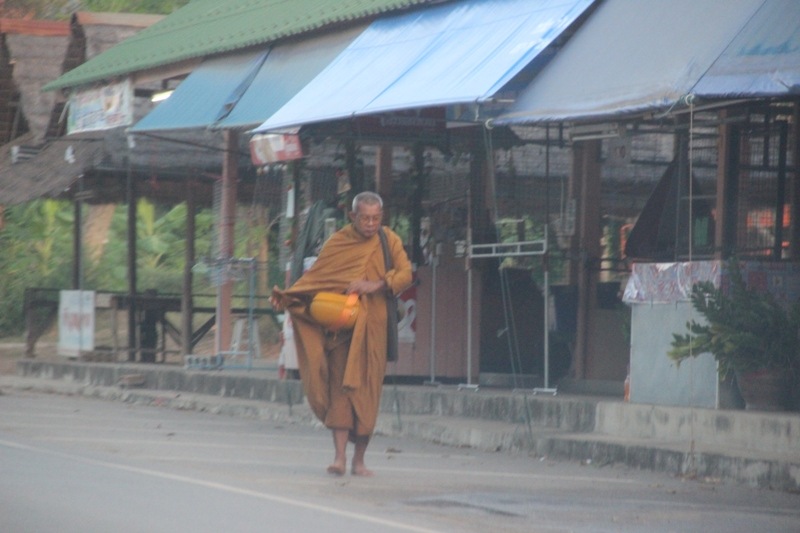 พระออกบิณทบาตรพอดี