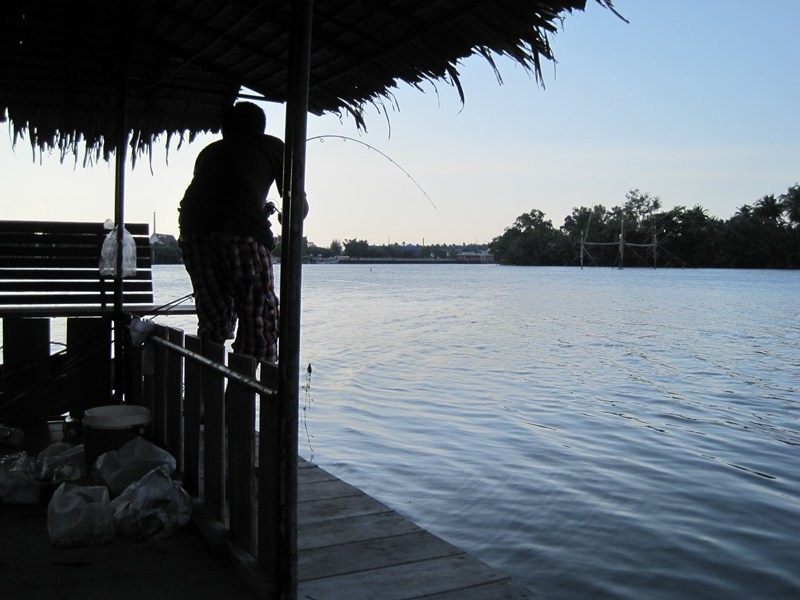  [center]น้าแขกยังไม่ทันเอาเรือออกมันก็ออกวิ่งอีกทีตอนนี้ลุ้นกันน่าดูเลย:ohh:[/center] 