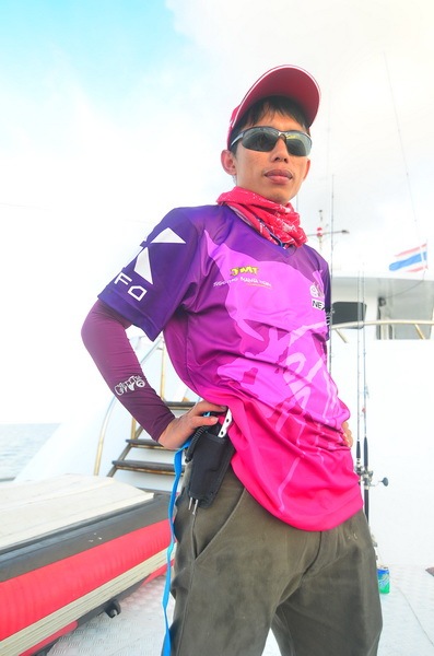 เรือจะออกแล้วแต่ปรากฏว่าชายร่างเล็กท่านหนึ่งยังสนุกกับการทัวร์เรือ Royal Polaris เลยต้องกระโดดไกลเกื