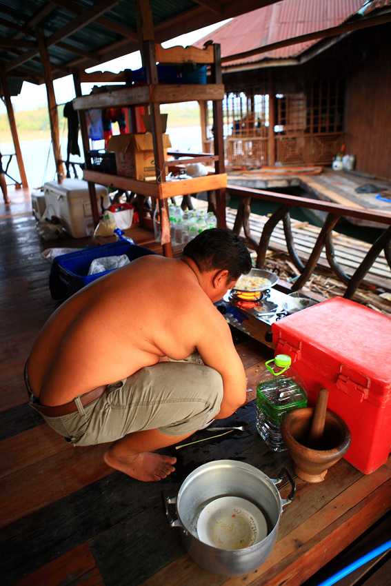 จัดการหุงข้าว ทำอาหารมื้อค่ำกันครับ 