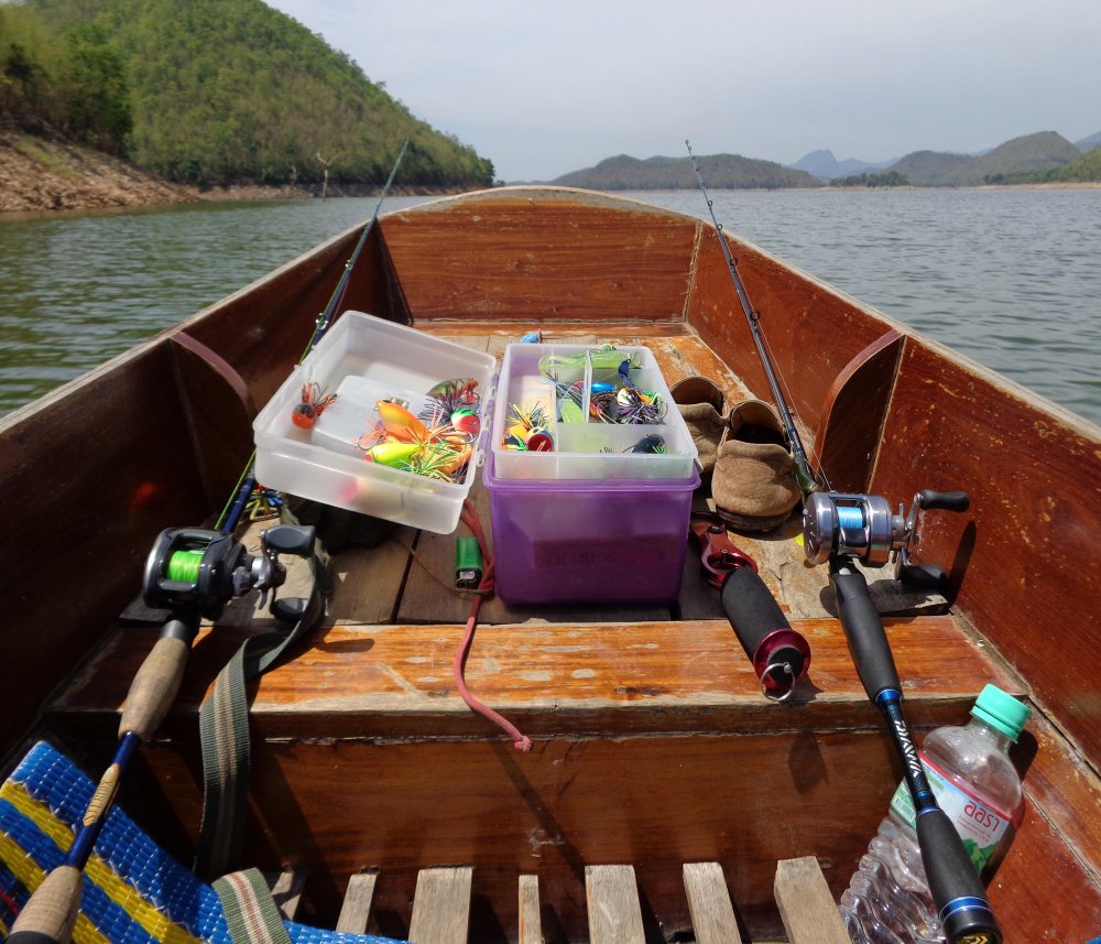 มาต่อรอบบ่ายกันเลย ขอรับ บนเรือท่านราชครู เอ็ด ปลาตัวละ 4 ขีด เตรียมอุปกรร์ยกฉลามมาลุยเลย :laughing: