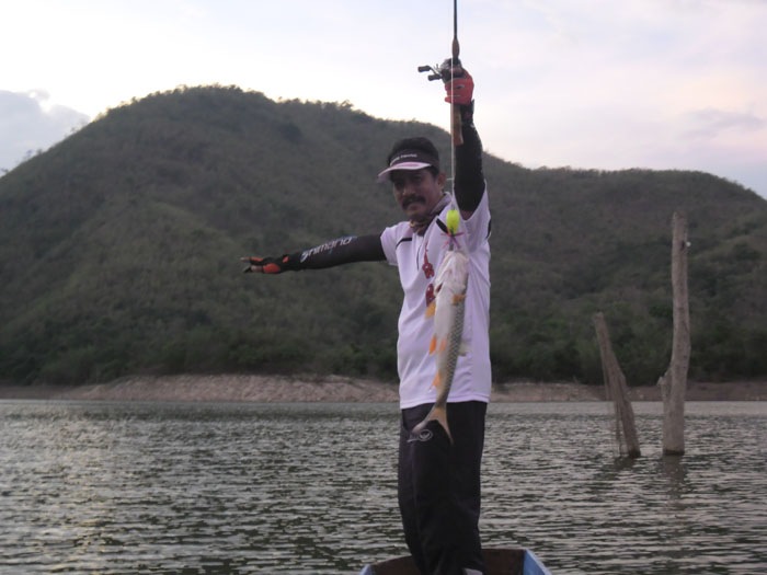 หลังจากชักภาพเชลยศึกตัวนี้ เรือก็ทะยานออกจากเกาะ เฟื่องฟ้า อย่าเร่งรีบ คงถึงหาดปานา ไม่ทันเคี้ยวหมาก