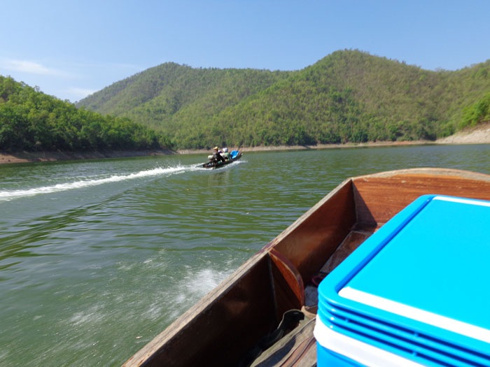 นั่นเรือของ แม่ทัพเมืองมีนนี่นา...แซงไปเลย หัวหมู่ เบ..เขาใด้นายกองไปแล้ว เรายังมิมีวี่แววเลย :wall: