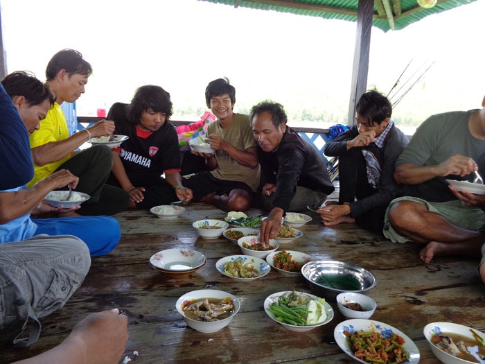 มื้อนี้ ...มีหลายท่าน รื่นคอ แล ก็มีอีกหลายท่าน ที่กลื่นอันใดมิค่อยลง :laughing: :laughing: :laughin