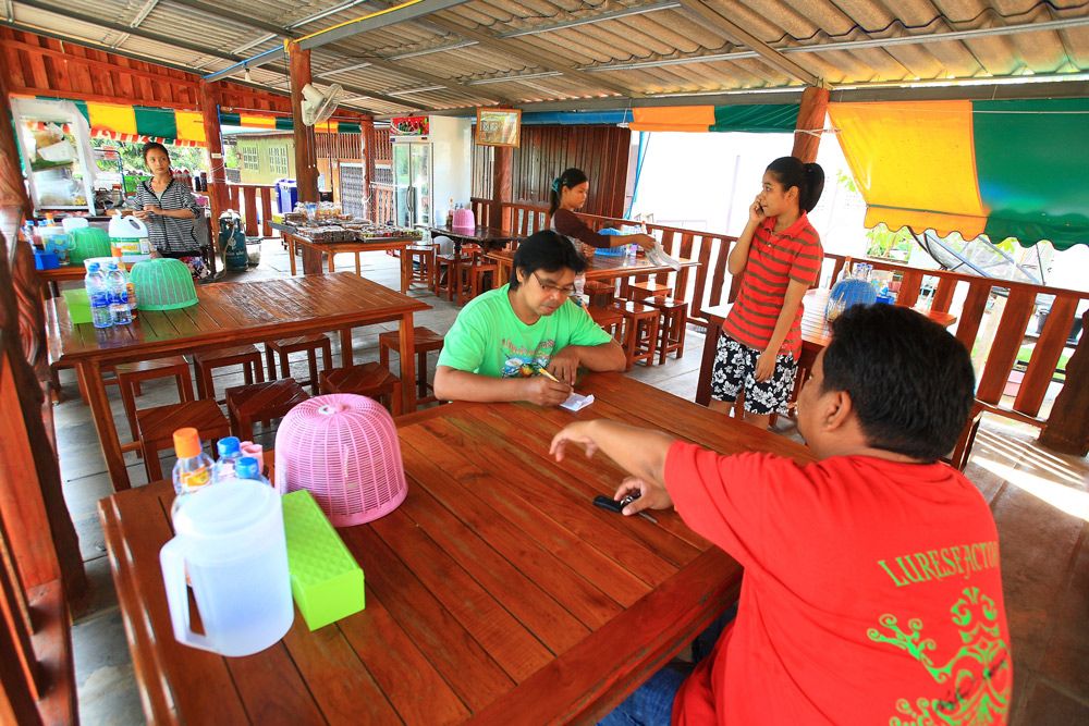 ร้านนี้อยู่ริมทาง หากเรามาจาก "สะพานข้ามแม่น้ำซองกาเลีย" 

ร้านจะอยู่ทางด้านขวามือ ตรงกันข้ามกับ