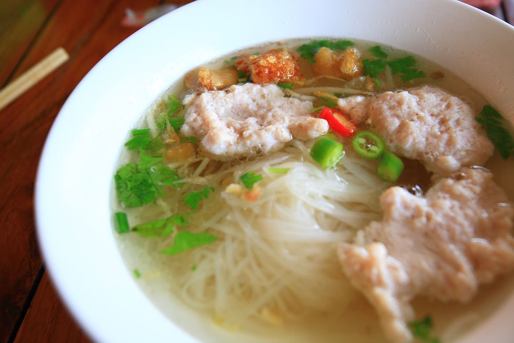 เส้นเล็กน้ำหมูเด้ง ทุกชามมีดีน้ำมันกระเทียมเจียวและกากหมู 

ที่ติดมา ชามละ 1-2 ชิ้น ไม่เชื่อก็ต้อง