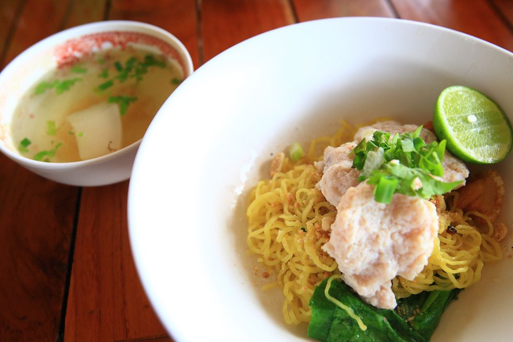 บะหมี่แห้งหมูเด้ง เสิร์ฟพร้อมน้ำซุบร้อนๆ พอคล่องคอ