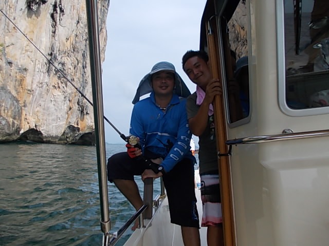 เมื่อย ขอหล่อกับเจ้าของเรือหน่อย

เสี่ยเราหล่อ แต่น้อยกว่าผมนิดเดียว

 :grin: :grin: :grin: :gri