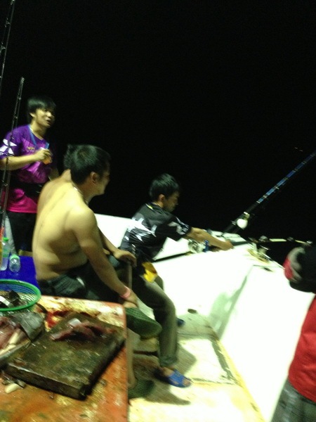 ตอนนี้ไม่มีเบ็ดคันไหนลงน้ำอีกแล้วเนื่องจาก ไอ้ตัวใต้น้ำพาทัวซะรอบเรือ