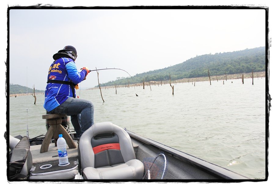 หลังจากทานข้าวเที่ยง อาจารย์ก็เจอหมายเด็ดมากๆ...ผมเอาเรือเข้าไป เป็นเรื่องครับ
 :music: :music: :mu