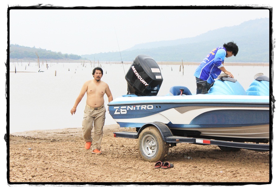 ดูแกน่าจะแข็งแรงมากๆครับ............ดูกล้ามสิครับ....อาจารย์....555555

 :music: :music: :music: :
