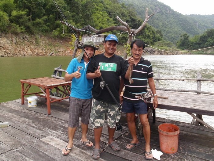 ที่จำความได้ก็ตอนน้ำท่วมปี2521 พ่อพานั่งเรือบดและพายไปตกปลาซิวตามโคนต้นไม้บ้าง กอปลวกบ้าง สนุกดีและก