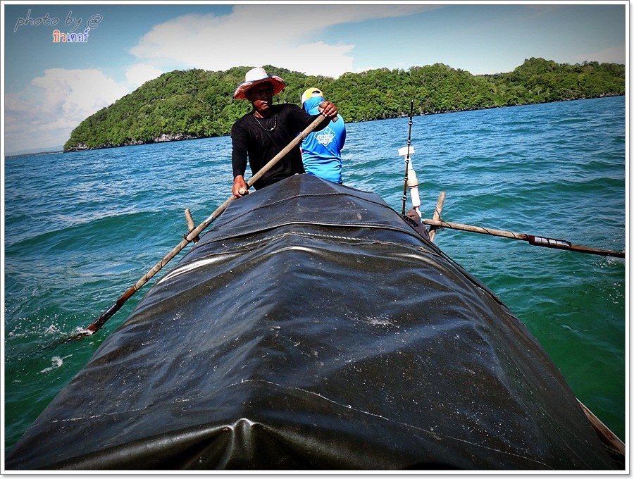  [b]เสียงท้ายเรือ โหวกเหวก...เสียงดัง

นาทีนั้น โกอั๋น  กำลังงัดตัวปลายสายอย่างเมามัน 

"กดๆ จั