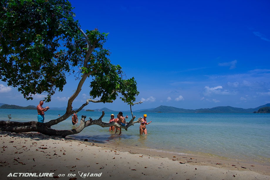 หรือจะเป็นแบบนี้ บรรยากาศนักท่องเที่ยว ที่นั่งเรือจากภูเก็ต เพื่อมาเล่นน้ำที่เกาะแห่งนี้ 