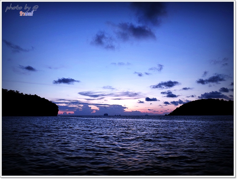 
 [b]ทิ้งภาพ..ฟากฟ้ายาม ชิง-พลบ อีกใบครับ ก่อนขึ้นฝั่ง [/b] :love: :love: