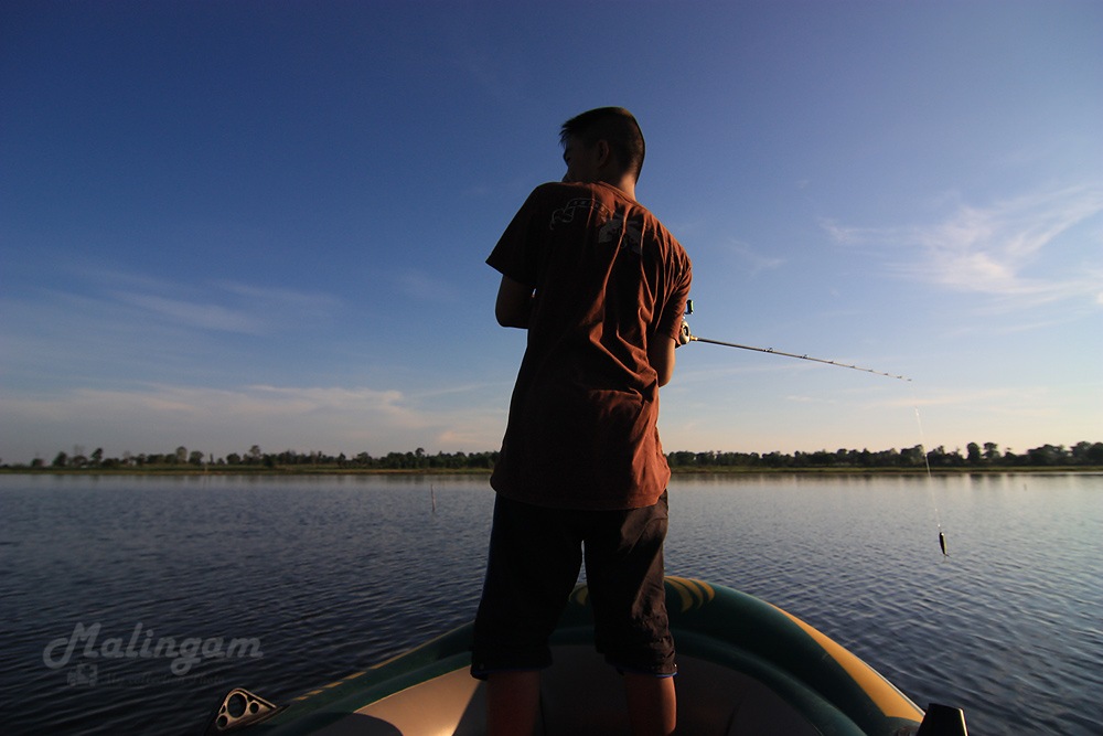 นั่งเรือไปสักพัก
อยากลองตีเบ็ดมั๊ง
จำได้ว่า เคยสอนเค้า เมื่อ 2-3ปีก่อน  แล้วก็ไม่ได้จับคันอีกเลย
