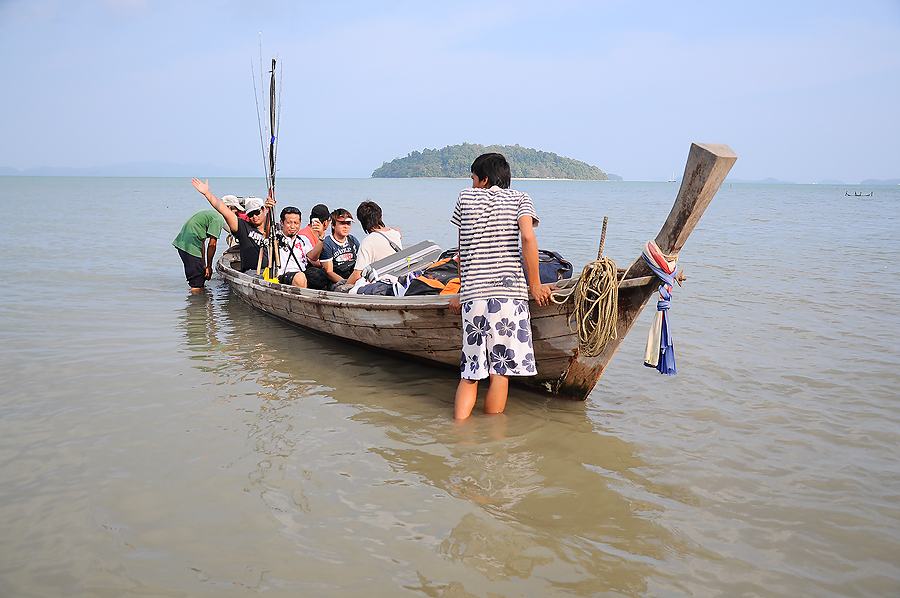 เรือมาแล้ว เที่ยวเดียวไม่หมด ให้คนแก่และคนอ้วนไปก่อน วัยรุ่นรอบหลังน่ะ :grin: :grin: :grin: :grin: