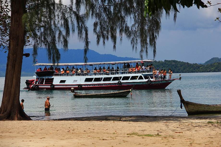 ขับรถ - นั่งเรือ กลับมาถึงเกาะ เกือบ 8 โมงเช้า ส่วนพี่ตุ้ย นอนพักฟื้นอยู่ที่ ภูเก็ต ต่อเลย โดยมีพี่น