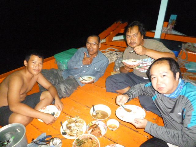 โซ้ยกันแบบไม่สนใจคลื่น   อยากมาก็มาไป  ตรูจะกิน    [b]กินข้าวกับคลื่น[/b]