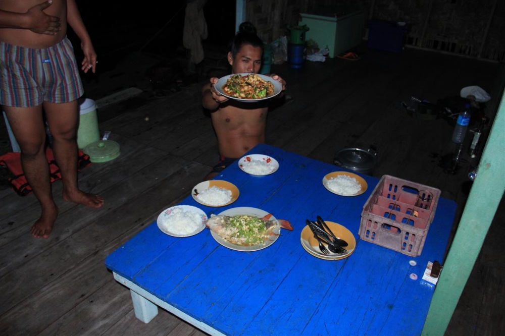เรือลำ B ได้ช่อน 2 ตัว.แต่มีคนแห้ว 1 คน.

ได้เวลาอาหารเย็นคืนที่2 

 :cheer: :cheer: :cheer: :ch
