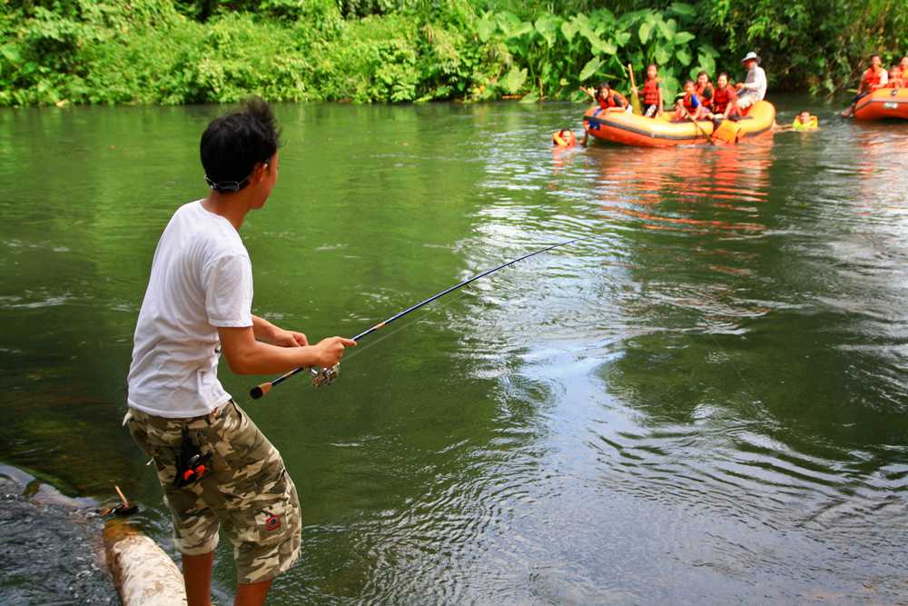 แล้วก็ ปึ๊ก !!!  จังหวะเรือผ่านมาพอดี เห็นไหมมันไม่กลัวเรือเลย

 :grin: :grin: :grin: :grin: :grin