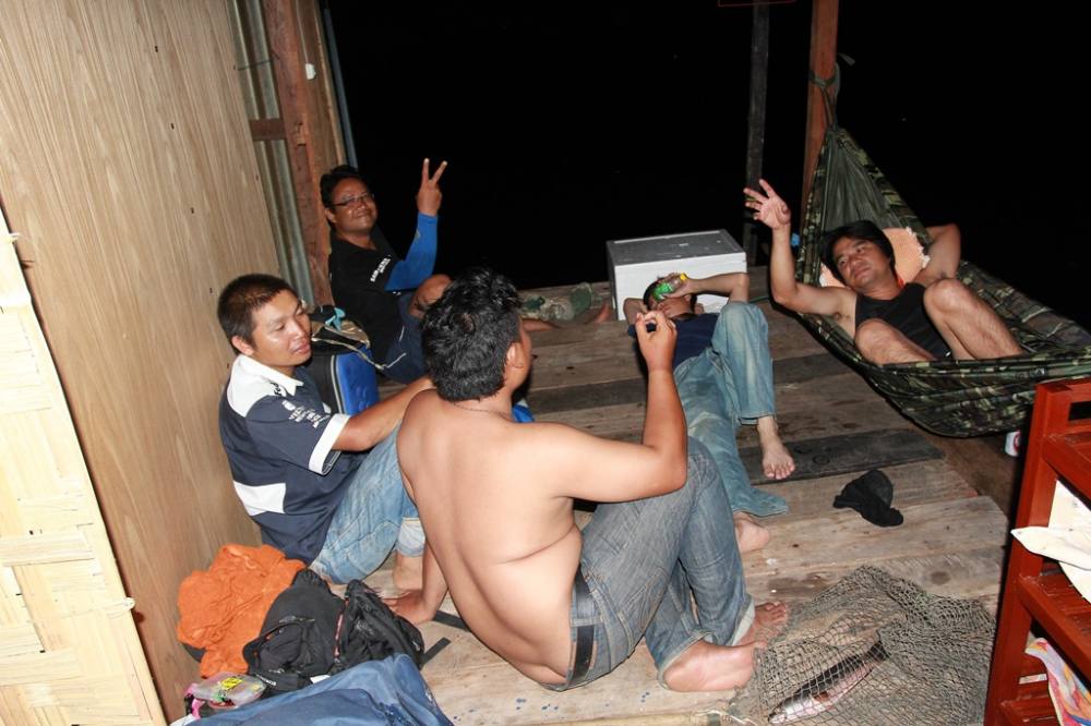 ที่เห็นนี่..รอด 3 ไม่รอด 2 คือ....คนที่หันตรูดให้ แจ๊ค นิสสัน กับหลวงพี่... :laughing: :laughing: :l