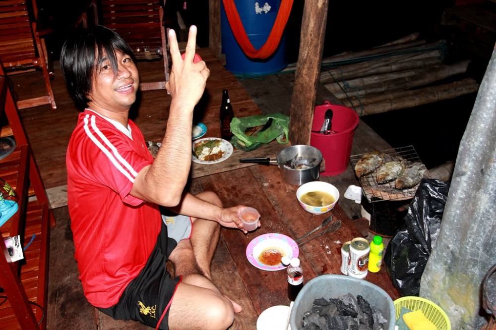 หนุ่ม วาซาบิ...น่ารักที่ซู๊ดดดดดด...เสียสละย่างปลาให้เพื่อน ๆ ตัวเิองตักมานั่งกิืนนั่งเฝ้าปลาย่าง...