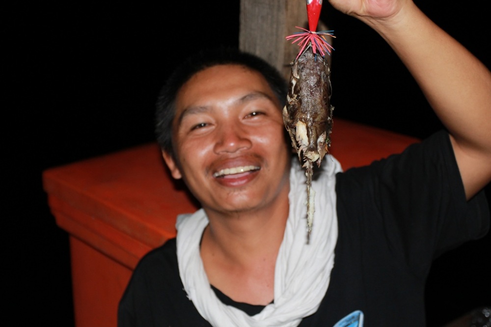 ส่วนหลวงพี่...สลัดผ้าเหลืองคว้าปลากดที่ตกได้เมื่อคืนมาย่างกินแบบไม่กลัวอาบัติ...แถมเกี่ยวกบใส่ด้วย..