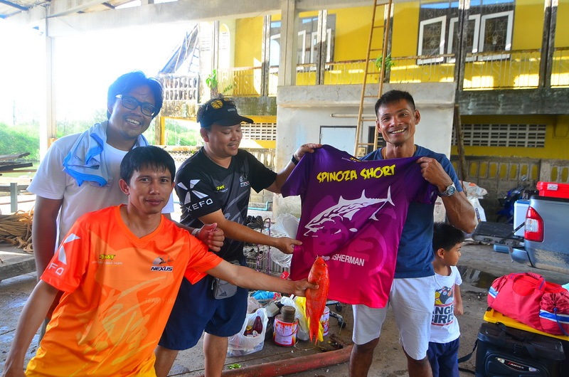 หลังเสื้อรุ่น SPINOZA SHORT 