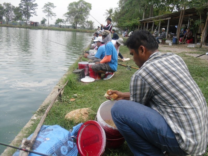 ปลากำลังกินรีบใหญ่เชียว :love: