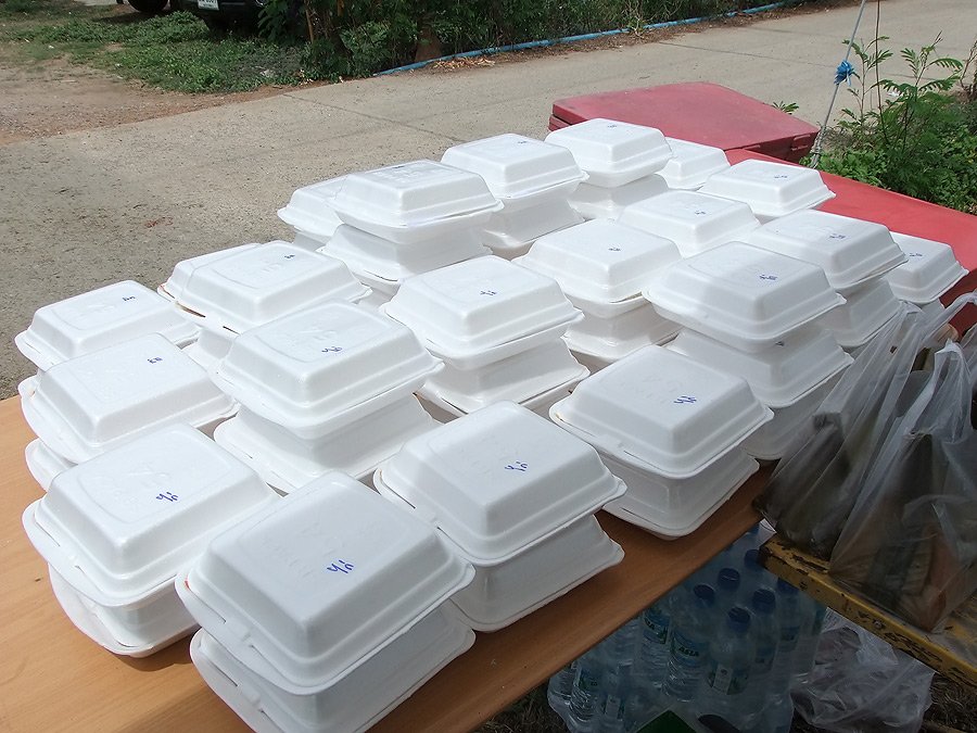 [b]11 โมงเช้า ตามเวลาที่นัดแนะ ข้าวก็พร้อมแล้วครับ(กล่องพิเศษนะคร๊าบ) อิอิ[/b]
 :umh: :umh: :umh: :
