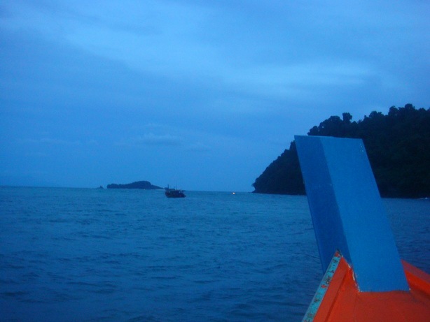 มีรายงานจากเรือแม่ (เรือไฟปั่น มีเรดาร์) แจ้งทางวิทยุมาว่า  พายุก่อตัวมาจากกระบี่ ถึงเกาะรอกแล้ว  กำ