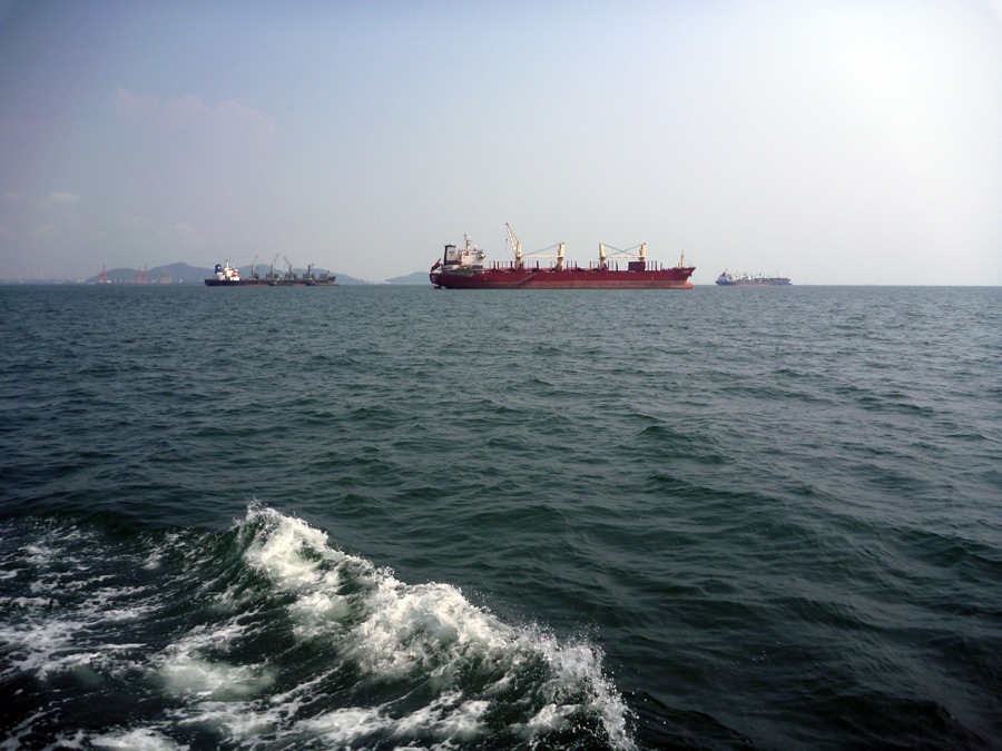  [center]ชลบุรี มีท่าเรือน้ำลึก เรือเดินสมุทรขนาดใหญ่มาถอดสมอกลางทะเลหลายลำ[/center]
