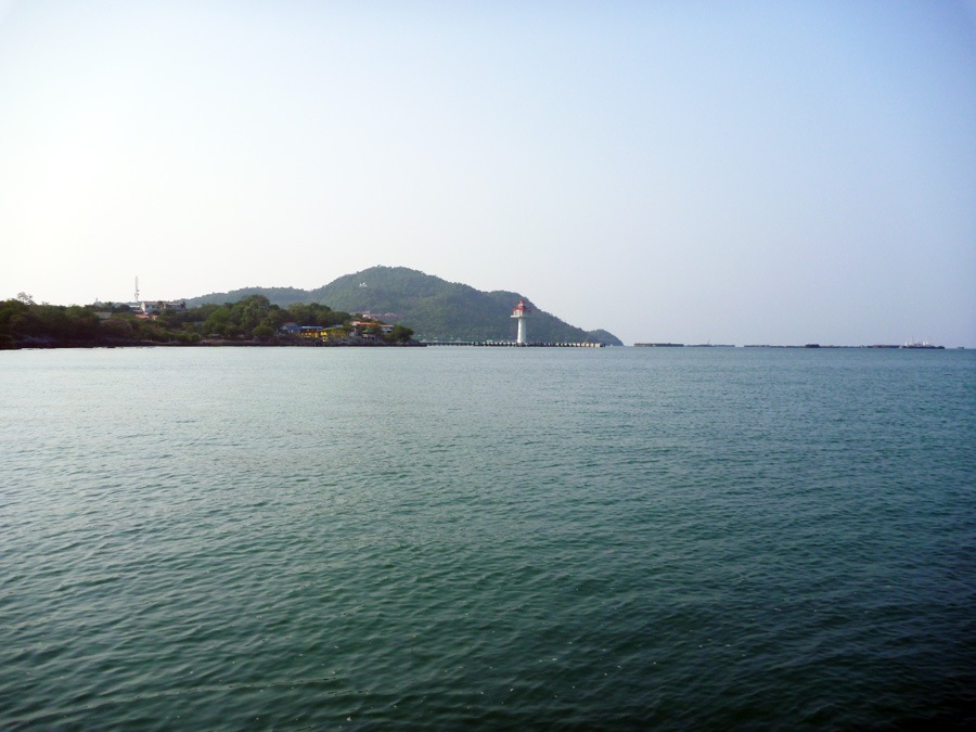  [center]หนังคนละม้วนเลยครับ ทะเลด้านนี้เรียบสงบ อีกด้านรับศึกเป็นโล่ตามธรรมชาติ[/center]