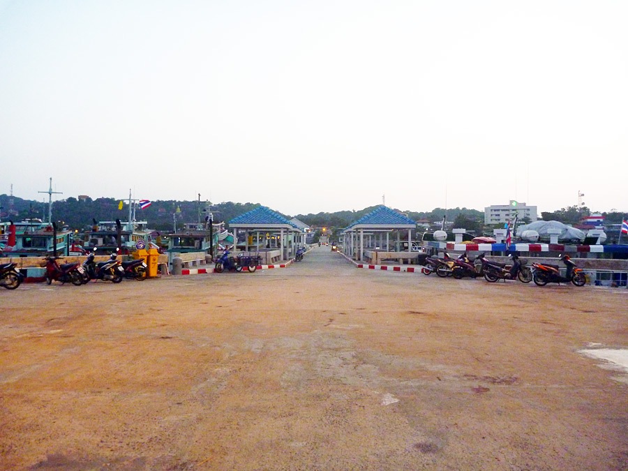  [center]ย้ายหมายสุดท้าย ตัดมาที่สะพานท่าเรือครับ[/center]