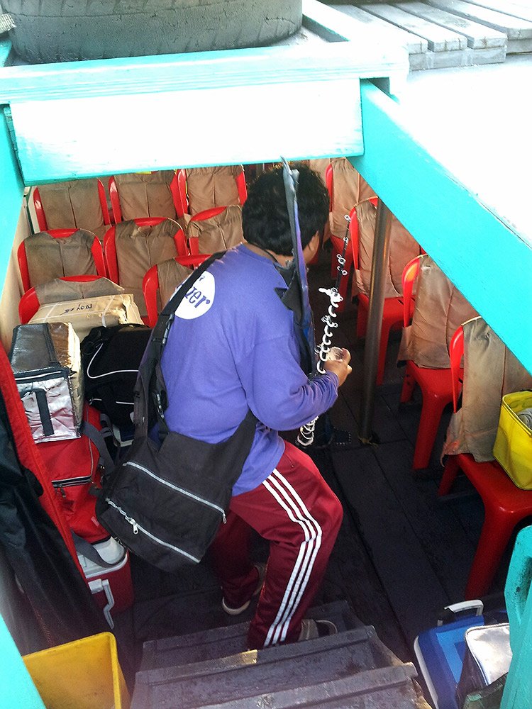  [b]ขนของลงเรือ มุดรู ด้านบนนักท่องเที่ยวทั่วไป เรือเที่ยวแรกด้านล่างนี่ ส่วนหย่าย.. เปนนักตกปลาครับ