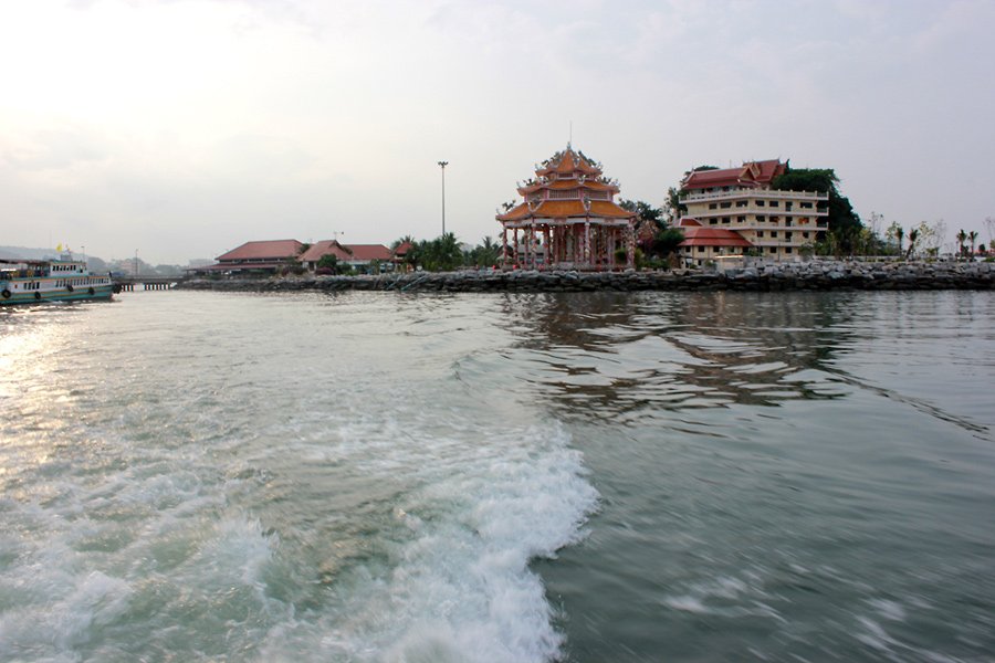  [b]ภาพที่ชินตาขณะเรือแล่นออกจากเกาะลอย[/b]